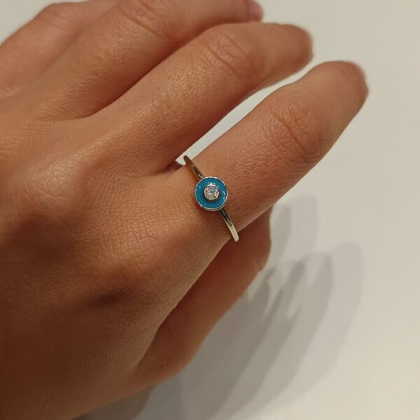 Anillo con circonia central blanca rodeada de detalle en celeste