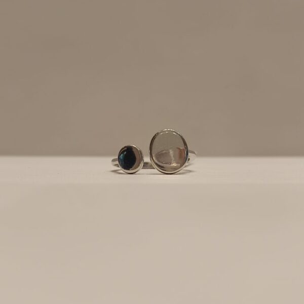 Anillo regulable con dos círculos de diferentes tamaños