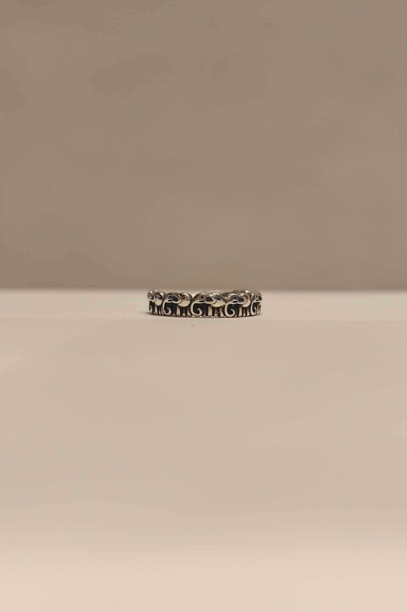 Anillo con elefantes labrados