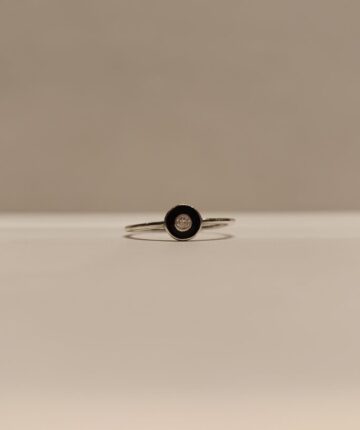 Anillo con circonia central blanca y detalle en negro al rededor