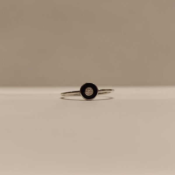 Anillo con circonia central blanca y detalle en negro al rededor