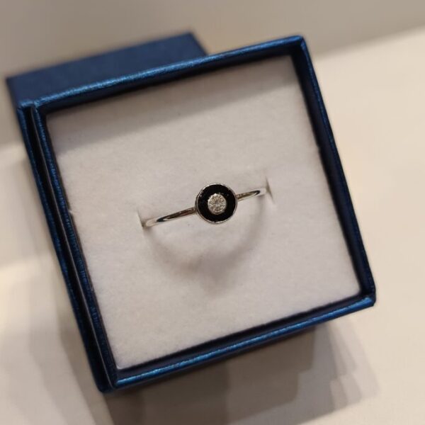 Anillo con circonia central blanca y detalle en negro al rededor