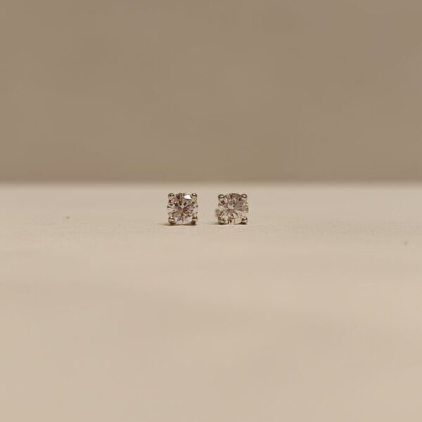 Caravanas con circonias de 4 mm y engarce de 4 puntas