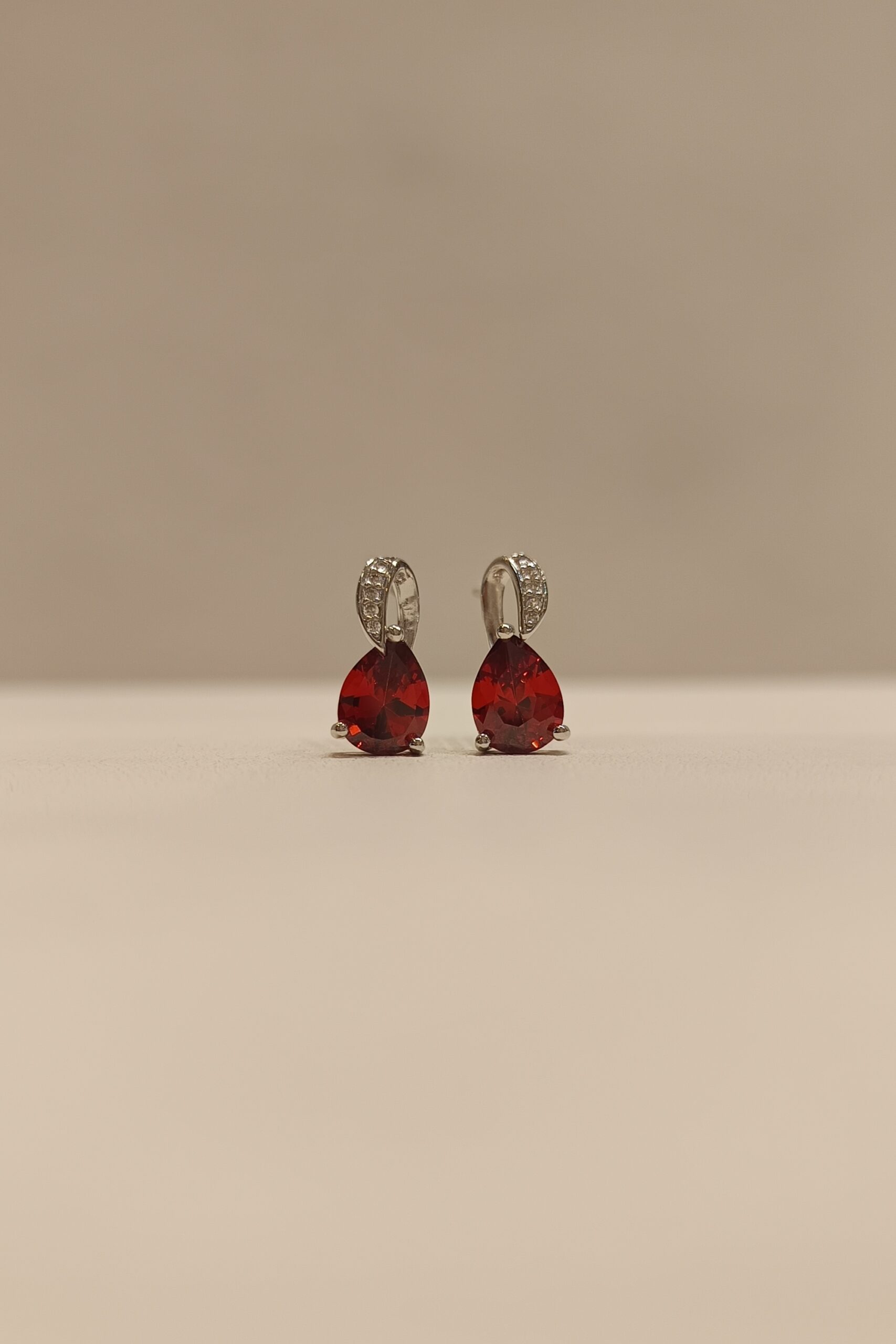 Caravanas con circonia roja en forma de gota