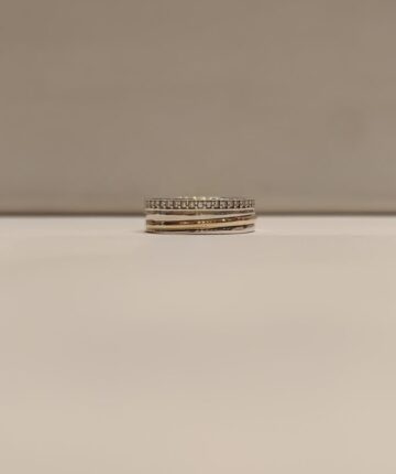 Anillo con hilera de circonias y barra diagonal en oro