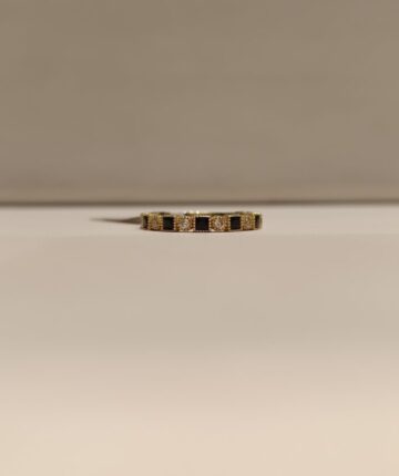 Anillo con figuras geométricas y circonias blancas y negras