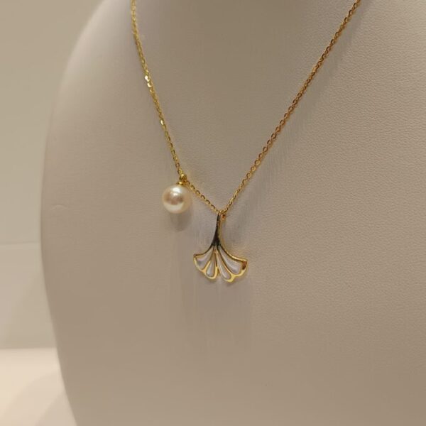 Conjunto con perla y dije en nacar en forma de flor