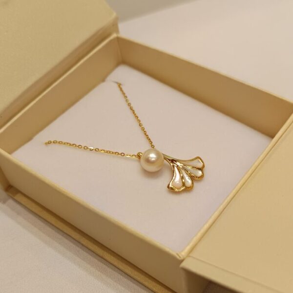 Conjunto con perla y dije en nacar en forma de flor